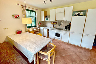 Wohnbereich mit gemütlicher Couch